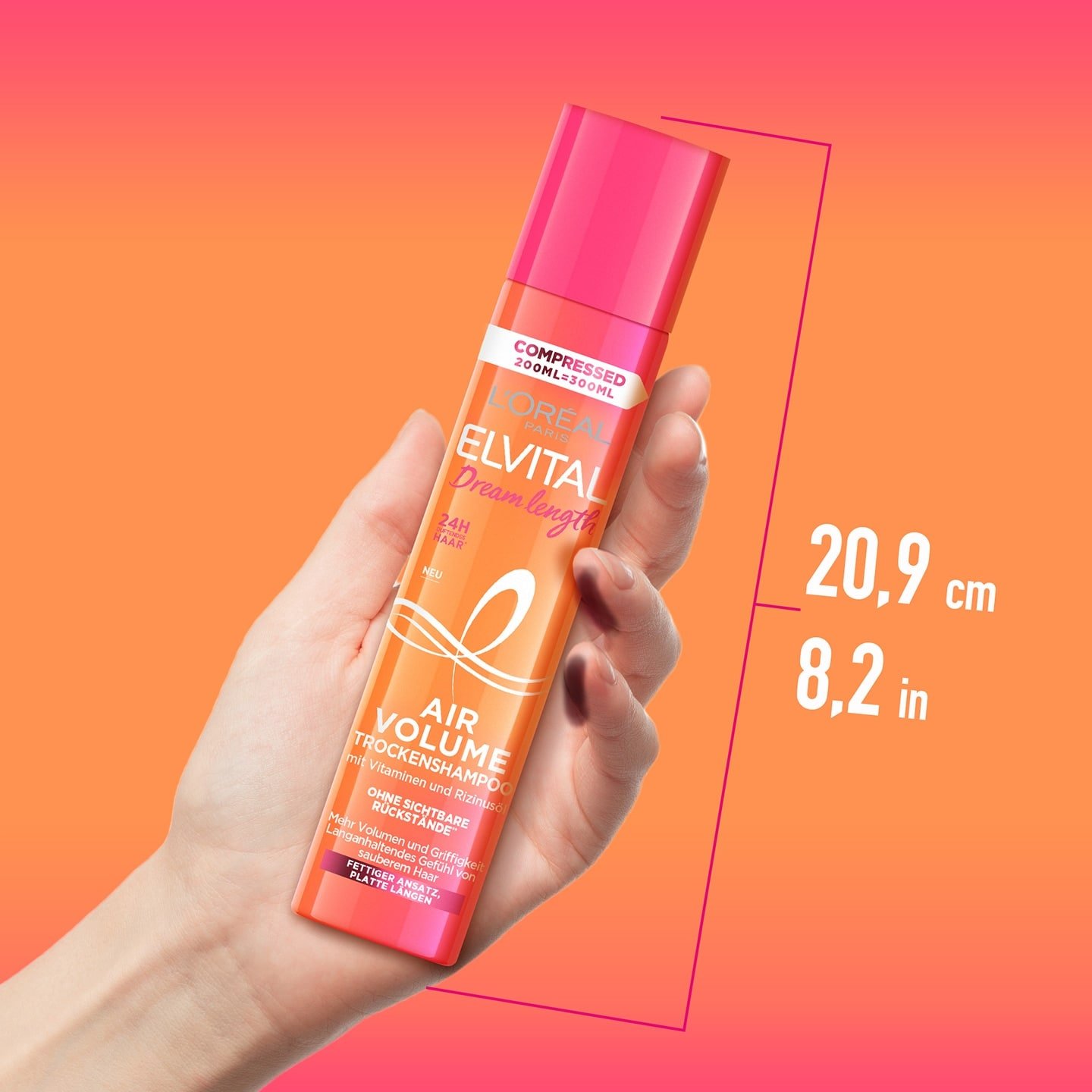 Eine Hand haelt das Elvital Dream Lenght Air Volume Trockenshampoo